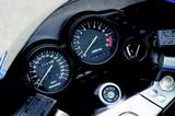 画像: 1万1500回転からレッドゾーンとなるタコメーターを中心に、左に320km/hフルスケールのスピードメーター、右に水温計を配置した。ツアラーらしくツイントリップメーターも装備されていた。