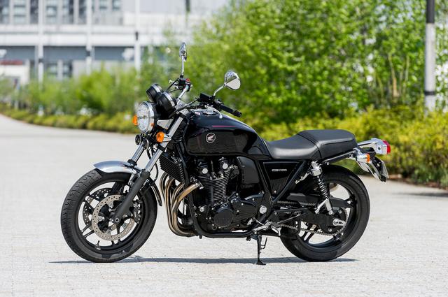 画像: ■空冷4ストDOHC 4バルブ並列4気筒 ■1140㏄ ■73 . 5╳67 . 2㎜ ■88 PS/ 7500 rpm ■9 . 5㎏ f・m/ 5000 rpm ■6速リターン ■27°/ 114㎜ ■765㎜ ■14ℓ ■110 / 80 R 18・140 / 70 R 18