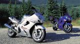 画像: ZZR1100の後継モデルとして02年にデビュー。シートレールをボルトオンのスチール製とした、完全新設計のアルミツインスパーフレームに搭載されるエンジンは、スリーブレスメッキシリンダーやK-TRIC付きCVKD40φキャブレターなどを装備したZRX1200ベースの水冷4気筒で、静止状態で152PS、フルブーストで163PSを発生。2×2ヘッドライトのマスクデザインも特徴的だった。カラーリング変更のみで05年まで生産が続けられる。
