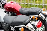 画像: シート形状:タックロールのようなトラディショナルなデザインのEXに、シンプルなスムースシートのスタンダード。シート高はEXが20㎜高くなっている。