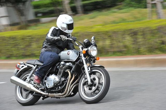 画像: 緩やかで快適な走りを生み出す懐の深い安定感のCB1100。