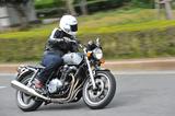 画像: 緩やかで快適な走りを生み出す懐の深い安定感のCB1100。