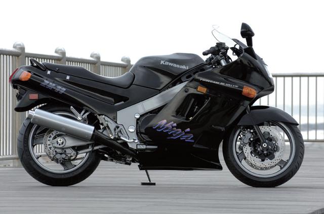 画像: ●水冷4スト並列4気筒DOHC4バルブ●1052cc●147PS/10500rpm●11.2kg-m/8500rpm●228kg●120/70R17・170/60R17