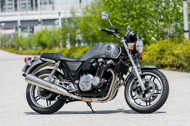 画像: ■空冷4ストDOHC4バルブ並列4気筒 ■1140㏄ ■73.5╳67.2㎜ ■90PS/7500rpm ■9.3㎏f・m/rpm ■6速リターン ■27°/114㎜ ■765㎜ ■17ℓ ■110/80R18・140/70R18