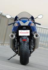 画像5: ハヤブサから「最速」を奪還すべく満を持して投入されたZZR1400。