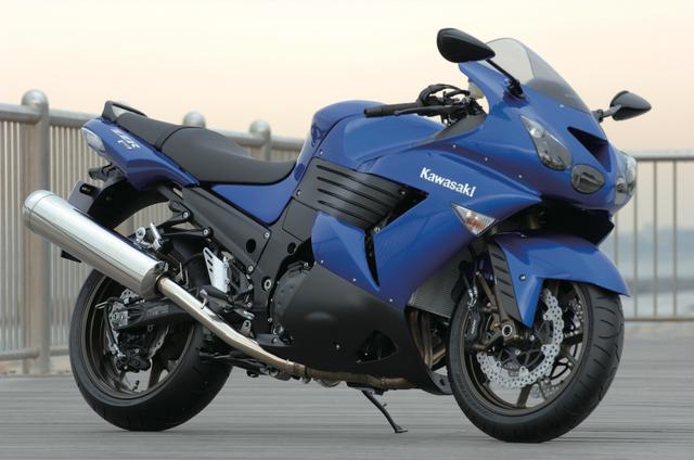 画像: KAWASAKI ZZR1400 (2006年 A6F/B6F) ZX-12Rにフラッグシップの座を譲り、2002年にツアラー的な性格を強めて登場したZZR1200の後継として2006年にデビュー。最大のライバルであるハヤブサを上回って、世界最速の座を奪回するために全てのメカニズムを一新。最高出力190PS、最大トルク15.0kgmという強大なパワーを実現した1352ccエンジンを、モノコックフレームにマウント。超高速走行のための優れた空力特性を持つフルカウルは、六眼ヘッドライトが印象的なスタイルでも注目された。2008年にさらなるパワーアップも実現しつつ2011年まで生産された。