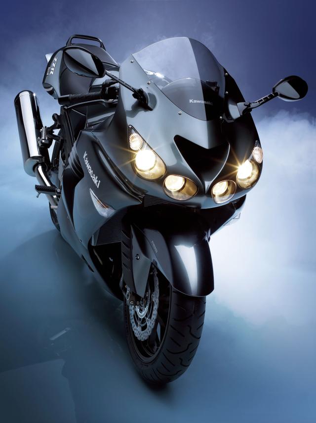 画像1: ●水冷4ストDOHC4バルブ並列4気筒●1352cc●190PS/9500rpm(ラム加圧時 200PS/9500rpm)●15.7kg-m/7500rpm●215kg●120/70ZR17・190/50ZR17 ※諸元は欧州仕様