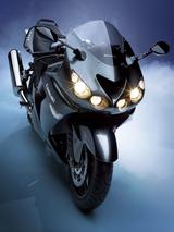 画像1: ●水冷4ストDOHC4バルブ並列4気筒●1352cc●190PS/9500rpm(ラム加圧時 200PS/9500rpm)●15.7kg-m/7500rpm●215kg●120/70ZR17・190/50ZR17 ※諸元は欧州仕様