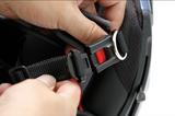 画像: アゴ紐にはワンタッチバックルを採用。慣れれば掛け値なしに1〜2秒で着脱可能。