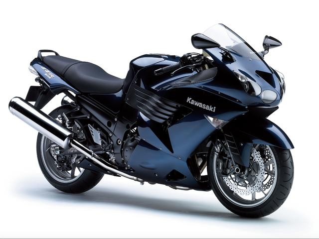 画像2: ●水冷4ストDOHC4バルブ並列4気筒●1352cc●190PS/9500rpm(ラム加圧時 200PS/9500rpm)●15.7kg-m/7500rpm●215kg●120/70ZR17・190/50ZR17 ※諸元は欧州仕様