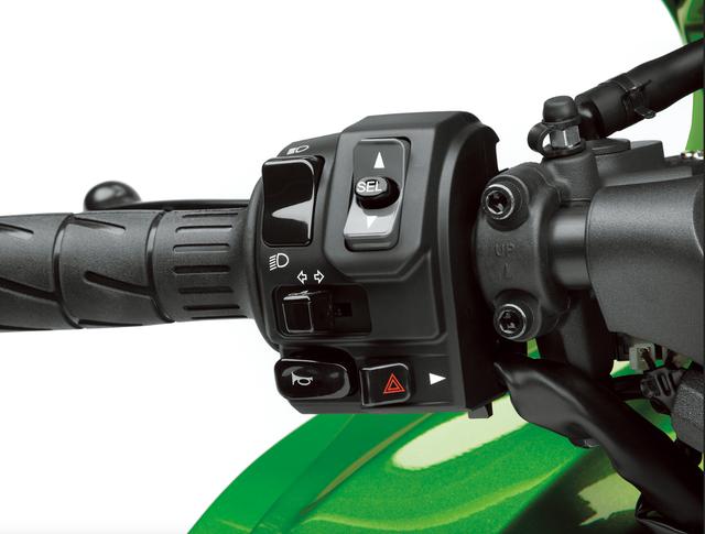画像: ZX-10RのS-KTRCと14 0 0 G T R のK T R C を融合させた、ZX-14R専用スペックのKTRCは、オフを含めて4段階に介入レベルの変更が可能。パワーモード選択を含めて、その設定操作はすべて左ハンドル部のスイッチで行なう。