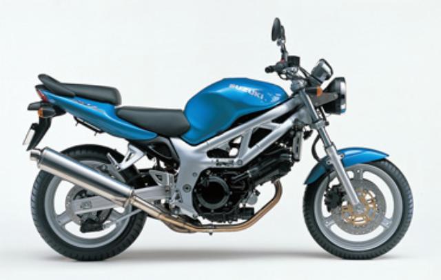 画像: 1999年発売の初代SV650/S。サーキットやワインディングでもその実力を発揮。