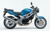 画像: 1999年発売の初代SV650/S。サーキットやワインディングでもその実力を発揮。