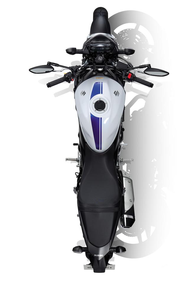 画像: 装備重量196kgの軽量な車体は、スリムなシートとタンクを採用し足つきは良好。ミドルクラスのスポーツネイキッドモデルとしては最も低いシート高(785mm)だ。フューエルタンクは13Lを確保。