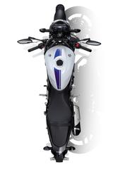 画像: 装備重量196kgの軽量な車体は、スリムなシートとタンクを採用し足つきは良好。ミドルクラスのスポーツネイキッドモデルとしては最も低いシート高(785mm)だ。フューエルタンクは13Lを確保。
