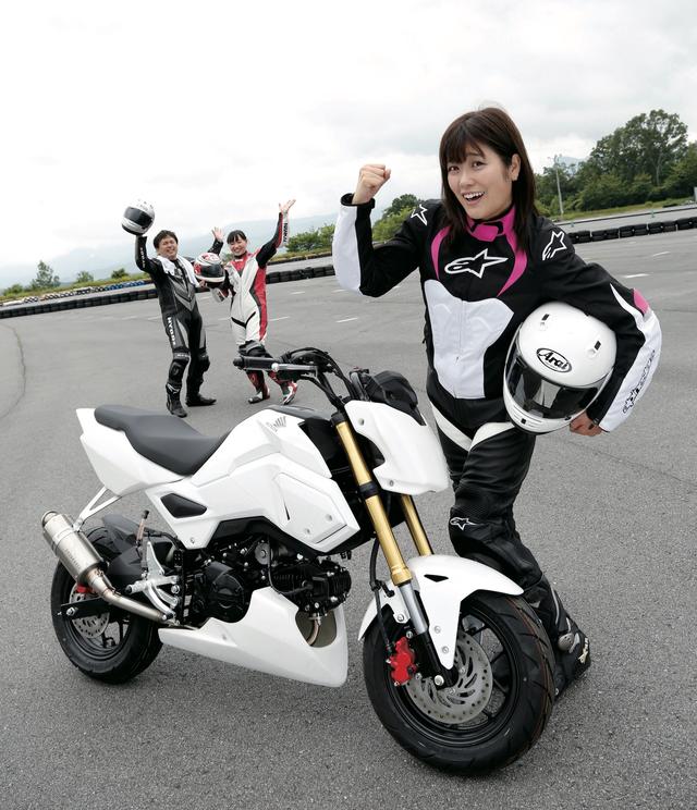 画像: ●国友愛佳(右) ミニコースとは言え、サーキットをちゃんと走るのは初めて。行きの車中では不安すぎて吐き気と眠気に襲われたほど。通称「あいかつん」。 ●寺崎 愛(中) 通称「ナラシの愛」と呼ばれるジムカーナ女子。笑顔と低回転を維持しつつ、長時間走ることを苦にしない。本業はイラストレーター。 ●編集部・福助(左) 買い出し担当。今回は現場でラダーレールを忘れたことに気がついたが、周囲の優しいミニバイク乗りに助けられ、事なきを得た。