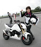 画像: ●国友愛佳(右) ミニコースとは言え、サーキットをちゃんと走るのは初めて。行きの車中では不安すぎて吐き気と眠気に襲われたほど。通称「あいかつん」。 ●寺崎 愛(中) 通称「ナラシの愛」と呼ばれるジムカーナ女子。笑顔と低回転を維持しつつ、長時間走ることを苦にしない。本業はイラストレーター。 ●編集部・福助(左) 買い出し担当。今回は現場でラダーレールを忘れたことに気がついたが、周囲の優しいミニバイク乗りに助けられ、事なきを得た。