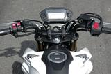 画像: ハンドルは市販車と共通。レースベース車ということでキーシリンダーは取り外され、ミラーも付属しない。左側スイッチボックスの赤い2つのボタンは、左側がMAP切り替えスイッチ、右側がピットロード制御スイッチで、その下の黒いボタンはハンドシフターだ。