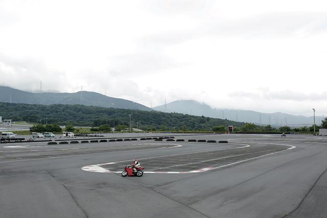 画像: 全長520mの「レーシングコース」と全長200mの「ショートコース」が用意されるカートコース。「レーシングコース」は「レンタルカート」と「スポーツ走行(持込走行)」の交代制。取材日はひと気のない「ショートコース」で延々走り続けた。