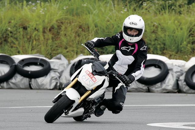 画像: 走行前には恐怖で固まっていたものの、走行距離を重ねるごとに慣れてきた国友。「誰も走っていないし、見られてもいないコースだったから、安心して走れました」とのことなので、初心者を連れて行くなら、コース選びは重要かも。