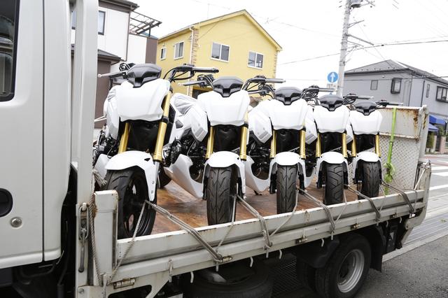 画像: おまけですが、こちらはエンデュランスから出荷されていくグロム(レースベース車)の様子。今頃は、全国各地のコースで、元気に走っているんでしょうね。きっと。