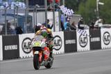 画像: 苦労人、ついに優勝! 雨のレースでの、サテライトチーム勢の優勝は、ジャック・ミラーに続いてふたり目!