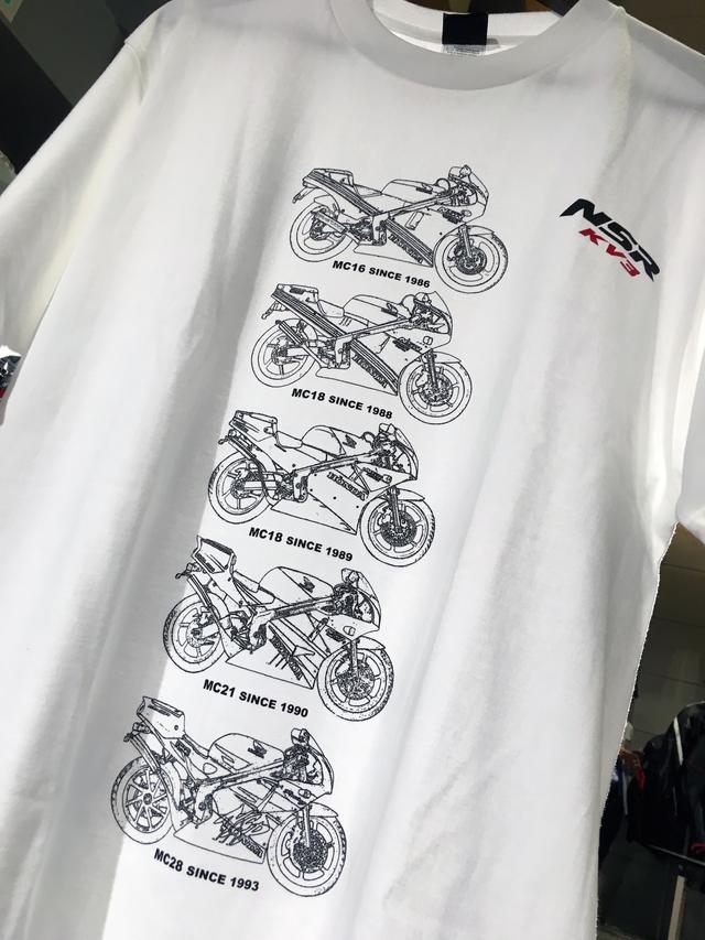 画像: そして、歴代のNSR250Rが描かれたTシャツも販売されます。こちらもキーホルダーと同時期に登場するようです。