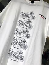 画像: そして、歴代のNSR250Rが描かれたTシャツも販売されます。こちらもキーホルダーと同時期に登場するようです。