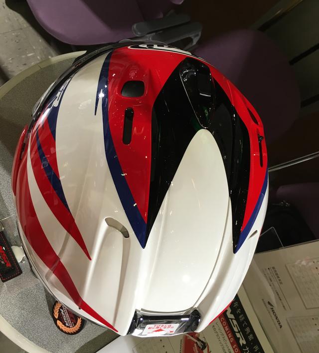 画像3: ヘルメットはシリアルナンバー入りの個数限定??
