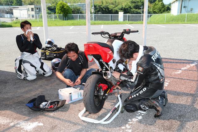 画像: 走れる状態に…と太田さんと福助さんが色々してくれました。