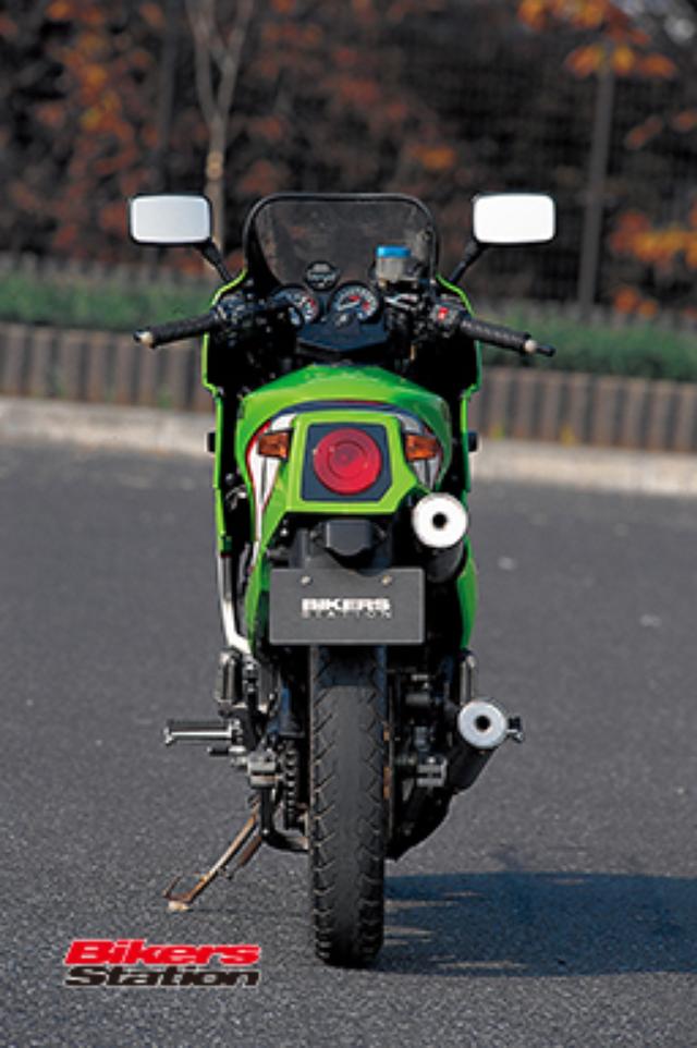 画像3: GPレーサー譲りの独創的なタンデムツインを搭載し 先行車を追走したカワサキ初の250ccレーサーレプリカ
