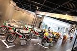 画像: 「Circuit of dreams」をコンセプトに、1963年のWGP初勝利を挙げたRD56(伊藤史朗 選手・250cc)から1993年までの間に活躍した15台のレーサーが展示されている。