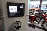 画像: ちなみに、音声を聞くためのヘッドホンはもちろんYAMAHA製。かなりの高級品だそうです。