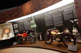 画像: 歴史展示コーナーに入ると、すぐに展示されているのがヤマハ発動機の第一号製品である「YA-1」(右)と、YDS-1(浅間火山レース仕様・左)。合わせて浅間火山レースの貴重なトロフィーも。
