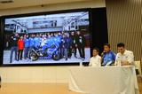 画像: 左がホンダモータースポーツ部の山本部長 うっかり発言、ありがとーございます! 右はユーロスポーツの日本側プレスオフィサー担当者さん