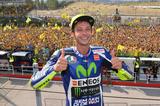画像: ミザノで2位ってのはちょっと残念、とロッシ もう、サーキットじゅう真っ黄色!