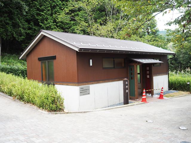 画像: なんとスズキ様から竹林公園内にトイレを新設! 隼駅まつりの前日なので、まだ柵がかかっています。