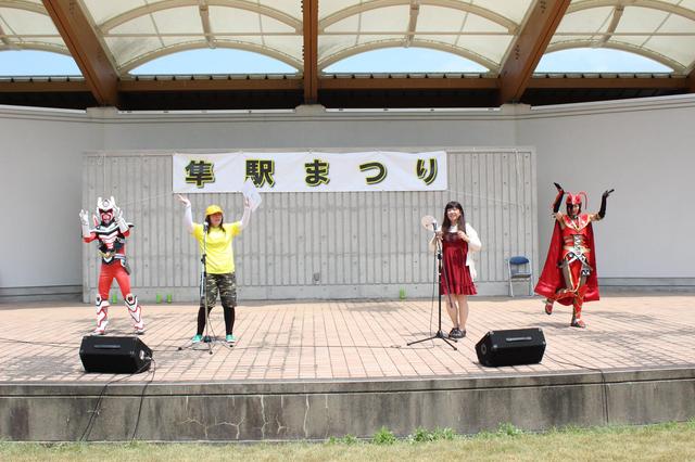 画像: また今回はビックリですが、ステージでエアライブもさせて頂きました(笑)。若桜鉄道さんのイメージソングがあるのですが、お世話になっている方から「のんちゃん、歌ってみよか!」とお声頂きました(笑・右から2番目です)。『New Train』『発車メロディー』の2曲です。そんなミラクルがあるのも隼駅まつり!? 隼乗りの牧野さんと、そしてご当地ヒーローのイナバスターさんもご一緒させて頂きました♪