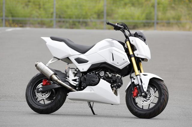画像: 納車したての新車グロム(レースベース車)で練習スタート。このときは、まだ真っ白でキレイな状態です。