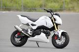 画像: 納車したての新車グロム(レースベース車)で練習スタート。このときは、まだ真っ白でキレイな状態です。