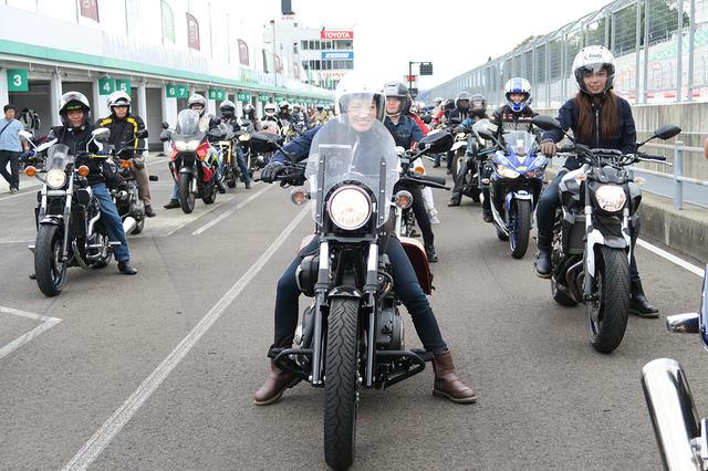 画像: 荒川静香さん、BS11「MOTORISE」の延時成実さんと一緒に、SUGOの本コースを走ることができたパレードラン。スタート前から皆さんワクワクだったようです。