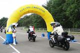 画像: 来場したライダーたちを、SUGOレースクイーンがゲート前でお出迎え。ヤマハ車以外の参加もウエルカムなイベントでした。