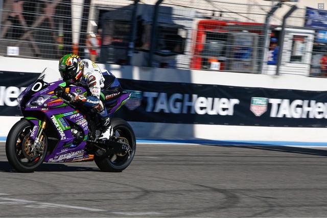 画像: ポールリカールの地をHYODツナギとAraiのヘルメットが疾走! 写真は出口。いつかじっくり話を聞きたい