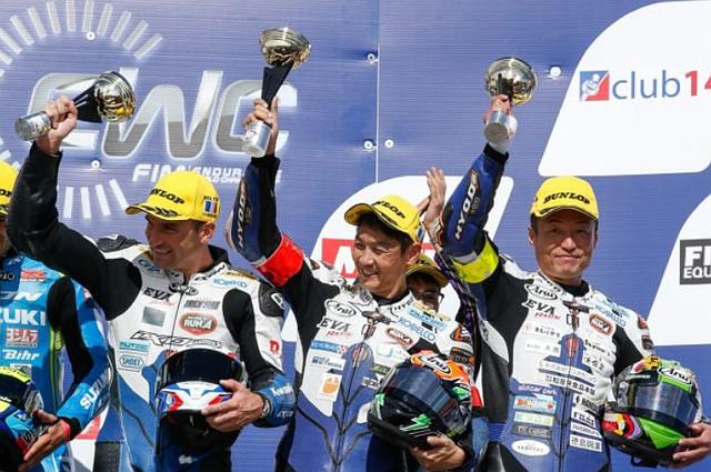画像: 表彰台に上がったトリックスターレーシング まったくのプライベートチーム、初挑戦で素晴らしい活躍をみせました! ちなみにウィーク中にマークしたトリックスターZX-10Rのトップスピードは343km/h…だと?