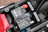 画像: 待機電力がほとんどないので、バッテリー端子への直接接続でも問題なく使える。コード長も約150cmと余裕あり。