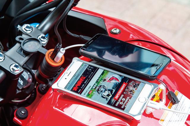 画像: ツインポートタイプは 2台のデバイスに同時給電可能。最大5アンペア出力なので大画面スマホやタブレットも素早く充電できる。