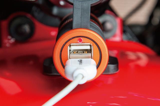 画像: 緑のLEDは「良好な充電状態」を示す。バッテリー電圧が12v〜12.4vになるとエンジン始動もしくはバッテリー充電を促す赤のLEDが点灯。バッテリー電圧が12vを下回ると消灯して充電不可を報せる。
