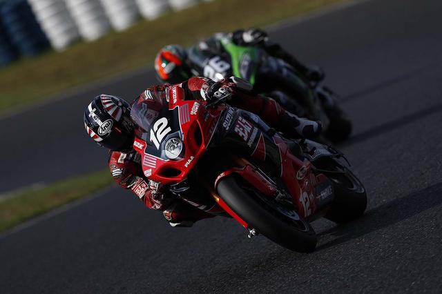 画像: 中須賀を追うのは津田と渡辺。ただし、中須賀ははるか先です。津田のGSX-Rのナックルガード部分に注目!空力が良くなる、と評判になったアルミテープが貼られていますね。