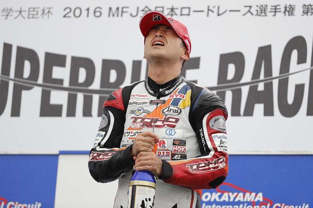 画像: 表彰台ではこの表情。「いままでずっと応援してくれた広島のみんなに優勝で恩返しできました」(山口)