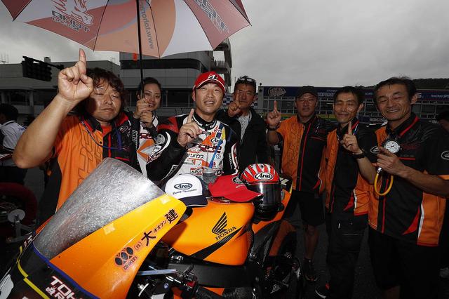 画像: チーム員と、JSBで初めてのNo.1記念撮影 プライベーターが大きな仕事を成し遂げました